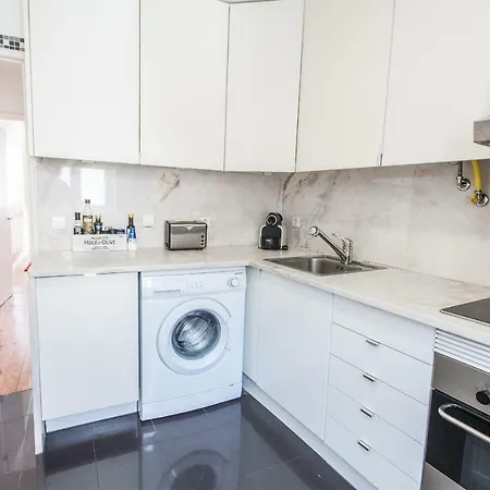 Sunny Mouraria Apartment *