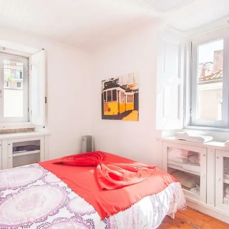 Sunny Mouraria Apartment